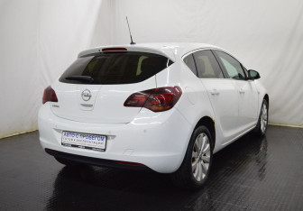 Подержанный автомобиль Opel Astra Hatchback 2011 года (5 фото)