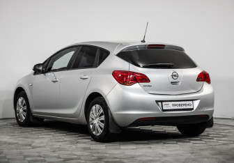 Подержанный автомобиль Opel Astra Hatchback 2011 года (7 фото)