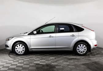 Подержанный автомобиль Ford Focus Hatchback 2011 года (8 фото)