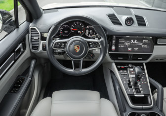 Подержанный автомобиль Porsche Cayenne 2020 года (15 фото)