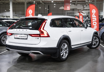 Подержанный автомобиль Volvo V90 Cross Country 2018 года (8 фото)
