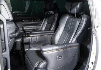 Подержанный автомобиль Toyota Alphard 2020 года (10 фото)