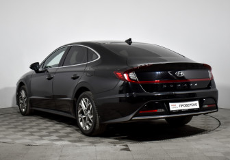 Подержанный автомобиль Hyundai Sonata 2021 года (7 фото)