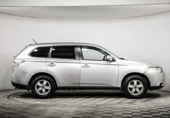 Подержанный автомобиль Mitsubishi Outlander 2013 года (4 фото)
