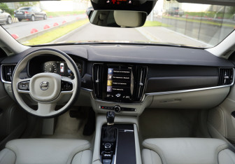 Подержанный автомобиль Volvo V90 Cross Country 2017 года (11 фото)