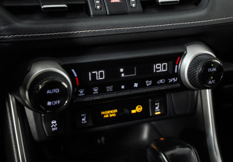 Подержанный автомобиль Toyota RAV4 2020 года (17 фото)