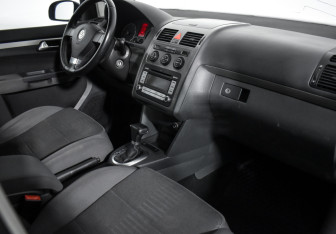 Подержанный автомобиль Volkswagen Touran 2007 года (13 фото)