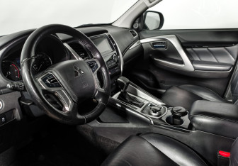 Подержанный автомобиль Mitsubishi Pajero Sport 2019 года (9 фото)