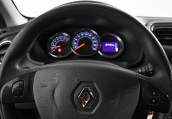 Подержанный автомобиль Renault Sandero 2018 года (16 фото)