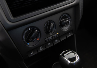 Подержанный автомобиль Skoda Rapid Liftback 2017 года (14 фото)