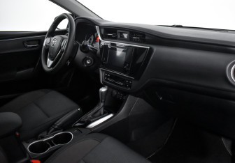 Подержанный автомобиль Toyota Corolla Sedan 2019 года (10 фото)