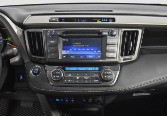 Подержанный автомобиль Toyota RAV4 2015 года (15 фото)