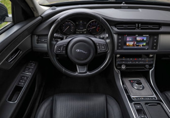 Подержанный автомобиль Jaguar XF Sedan 2016 года (11 фото)