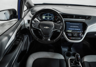 Подержанный автомобиль Chevrolet Bolt 2017 года (11 фото)
