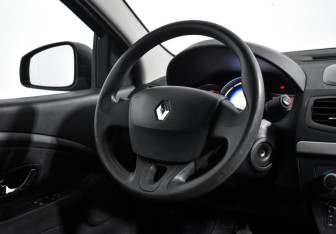 Подержанный автомобиль Renault Fluence 2013 года (15 фото)