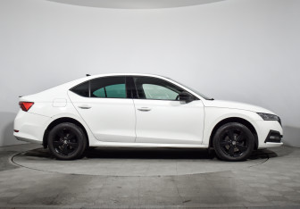 Подержанный автомобиль Skoda Octavia Liftback 2021 года (4 фото)