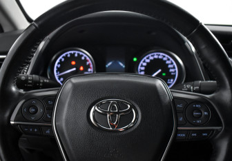 Подержанный автомобиль Toyota Camry Sedan 2018 года (18 фото)
