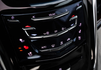 Подержанный автомобиль Cadillac Escalade Suv 2016 года (19 фото)