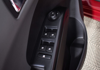 Подержанный автомобиль Chevrolet Aveo Hatchback 2013 года (15 фото)