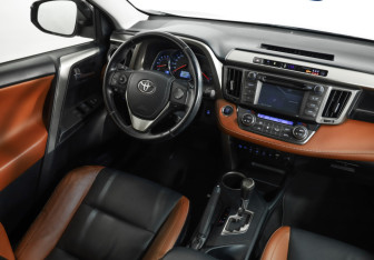 Подержанный автомобиль Toyota RAV4 2015 года (10 фото)