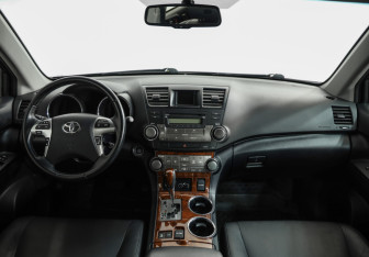 Подержанный автомобиль Toyota Highlander 2011 года (9 фото)