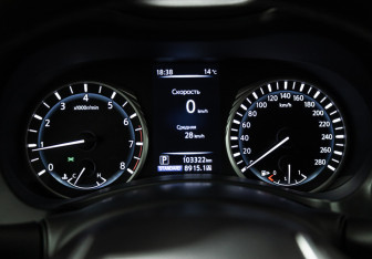 Подержанный автомобиль Infiniti Q50 2017 года (12 фото)