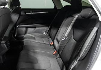 Подержанный автомобиль Ford Mondeo Sedan 2015 года (10 фото)