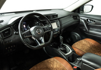 Подержанный автомобиль Nissan X-Trail 2018 года (11 фото)