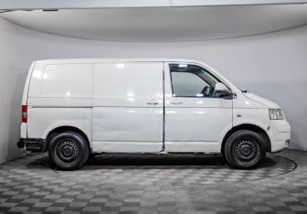 Подержанный автомобиль Volkswagen Transporter Van 2009 года (4 фото)