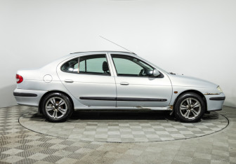 Подержанный автомобиль Renault Megane Sedan 2003 года (4 фото)