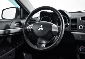 Подержанный автомобиль Mitsubishi Lancer Sedan 2012 года (15 фото)