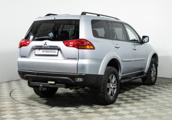 Подержанный автомобиль Mitsubishi Pajero Sport 2011 года (5 фото)