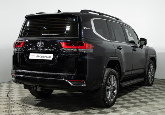 Подержанный автомобиль Toyota Land Cruiser Suv 2021 года (5 фото)