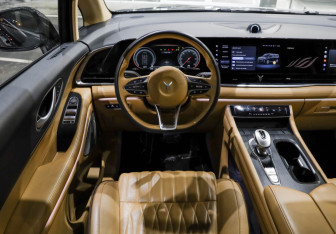 Подержанный автомобиль Voyah Dream 2023 года (12 фото)