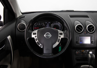 Подержанный автомобиль Nissan Qashqai+2 2011 года (10 фото)