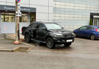 Подержанный автомобиль Toyota Hilux 2022 года (3 фото)