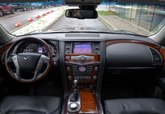 Подержанный автомобиль Infiniti QX80 2017 года (10 фото)