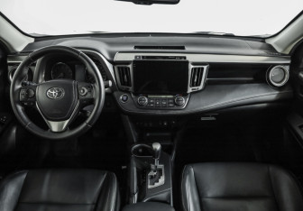 Подержанный автомобиль Toyota RAV4 2015 года (10 фото)