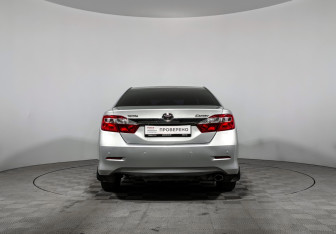 Подержанный автомобиль Toyota Camry Sedan 2011 года (6 фото)