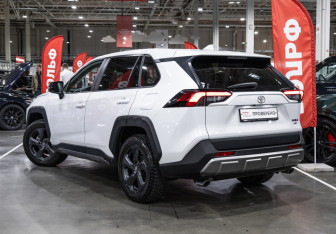 Подержанный автомобиль Toyota RAV4 2022 года (17 фото)