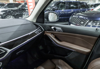 Подержанный автомобиль BMW X7 2020 года (31 фото)