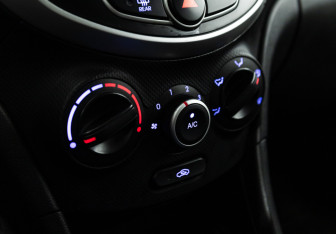 Подержанный автомобиль Hyundai Solaris Hatchback 2012 года (15 фото)