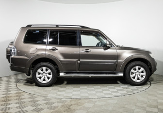 Подержанный автомобиль Mitsubishi Pajero 2011 года (4 фото)