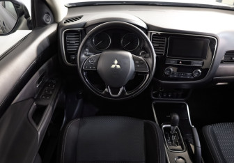 Подержанный автомобиль Mitsubishi Outlander 2018 года (11 фото)