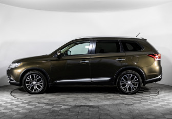 Подержанный автомобиль Mitsubishi Outlander 2016 года (8 фото)
