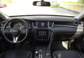 Подержанный автомобиль Infiniti QX50 2018 года (11 фото)
