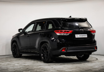 Подержанный автомобиль Toyota Highlander 2018 года (7 фото)
