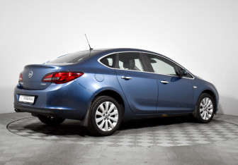 Подержанный автомобиль Opel Astra Sedan 2013 года (5 фото)