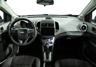 Подержанный автомобиль Chevrolet Aveo Hatchback 2014 года (13 фото)