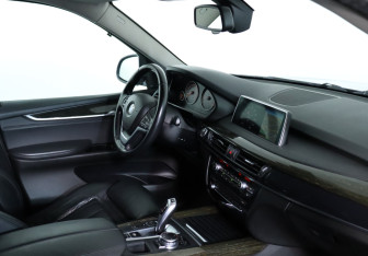 Подержанный автомобиль BMW X5 2015 года (10 фото)